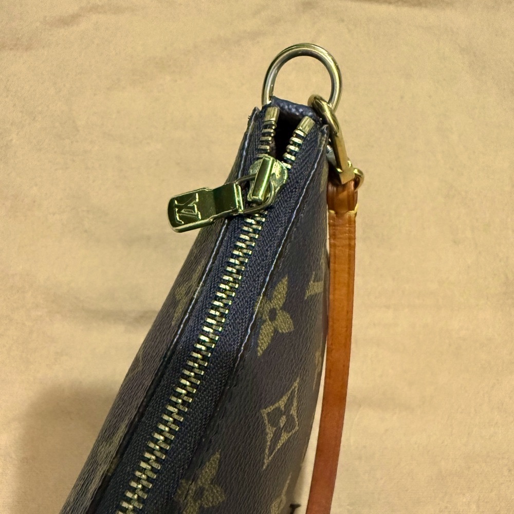Louis Vuitton Pochette iconic bag. - Picture 9 of 10